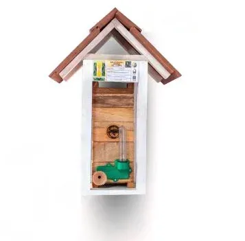 Casa techada de madera con cubierta de tejas instalada en una pared: la caja meliponera queda protegida dentro de la cubierta.